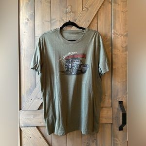 Men’s Banana Republic tee